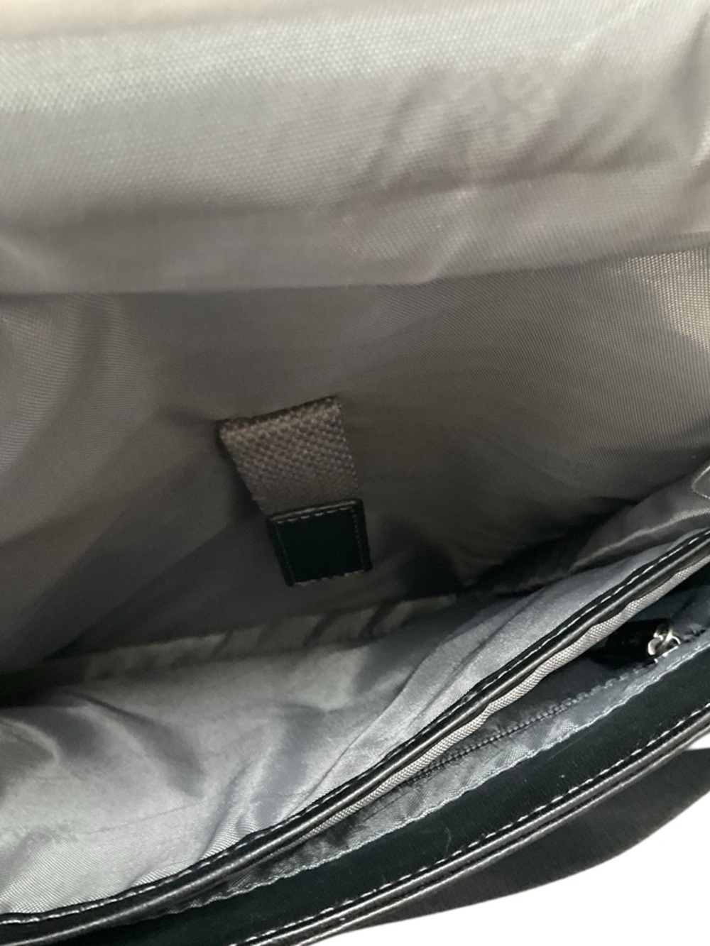 Kenneth Cole Reaction Leather Tablet Shoulder Messenger Bag Colombian EUC - Picture 9 of 16
